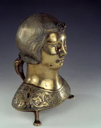 Aquamanile (handfat för att tvätta händerna på prästen under mässan) i guldbrons i form av en ung mans byst. 1300-1325. Från Hildesheim. Sön 0,23x0,19 m Paris, medeltidens nationalmuseum, Thermes de Cluny