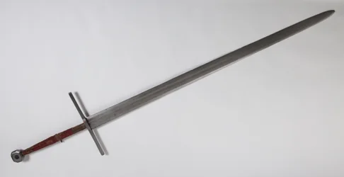 Bärande svärd, fäste dekorerat tidigt 1600-tal (stål, järn, mässing, trä & sammet)