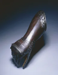 Svart och vit armbågshandske för höger hand, c.1570