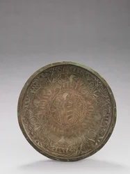 Skål med graverade figurer av laster, 1150-1200