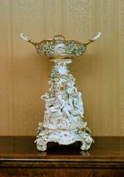 Tårtställ med keruber föreställande årstiderna, ca 1830 (porslin)