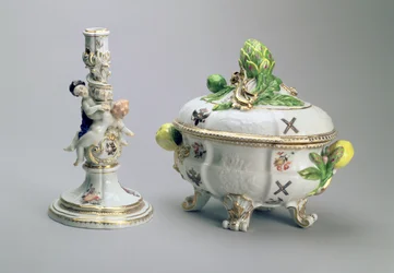 Ljusstake och täckt skål från St. Andrew Service, Meissen, 1744-5 (porslin)