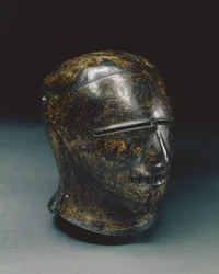 Stängd sallet med groteskt ansikte, eller Schembart-visir, Nürnberg, ca 1500 (målat stål)