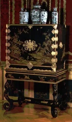 Dekorerat skåp på stativ, tillskrivet Gerard Dagly, Berlins lackmästare känd som orientalisk kopist, ca 1700 (svart och guldlack)