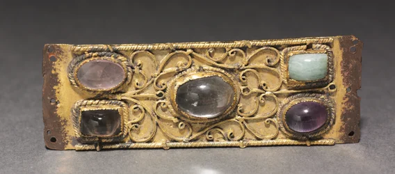 Dekorativ plakett, troligen från en relikvieskrin, c.1200 (förgylld koppar, guldtråd, cabochons)