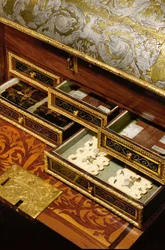 Detalj av en kista dekorerad med klassiska scener, mitten av 1600-talet (graverad mässing och tenn) (se även 469022)