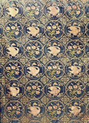 Detalj av en gardin dekorerad med svanar och fleur-de-lys