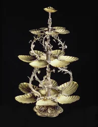Präglat bordscentrum med skalformade fat av D.T. Moye, Hamburg, 1633-44 (förgylld silver)