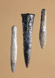 Flintadolkar från senneolitikum, funna vid Grebenhagen, Heunetal-Holzheim och Niederaula