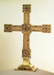 Imperial Cross of the Holy Roman Empire gjord av ek täckt med plattor av guld och dekorerad med pärlor och ädelstenar, västtyska, 1024-25 (ek, guld, ädelstenar och pärlor)