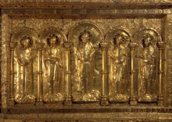 Framför altaret i katedralen i Bale Around the Benching Kristus, de tre ärkeänglarna (Michael, Gabriel och Raphael) och Saint Benedict of Nursie, och vid hans fötter sa kejsar Henrik II att den helige (973-1024) och Imponera på Cunegonde (975-103