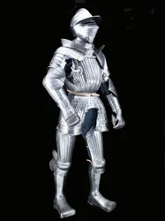 "Maximilian" fältrustning från "Fico"-gruppen, med tillhörande hjälm, c.1525–30, dekorerad c.1805 (etsat stål med modernt läder och restaurationer)