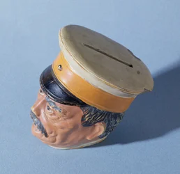 Sparbössa i form av kanslern Otto von Bismarck (1815-98) (målad terrakotta) (se även 211409)