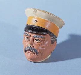 Sparbössa i form av kanslern Otto von Bismarck (1815-98) (terrakotta) (se även 211401)