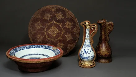 Monterad kinesisk tacka och fat i originalfodral, Augsburg, c.1655-60