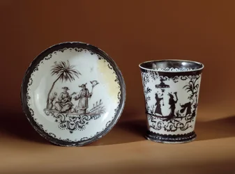 Muggformad kopp och fat Bottger (1682-1719) gjord av porslin Maissen, dekorerad av kinesiska butiker i Ausbourg. 1718 Paris, Dekorativ konst