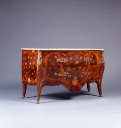 En av ett par intarsia- och parkettkommoder, ca 1765 (lackerad mässingsmonterad kingwood, amaranth, tulpwood & bois satine) (se även 463022)