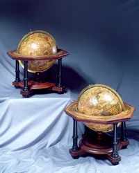 Ett par bordsglober, tillverkade av Isaac Habrecht (1589-1633) Strasburg, 1625, andra numret av Johann Christoph Weigel, Nürnburg, 1675 (se även 135792)