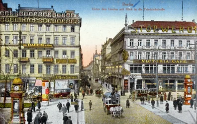 Vykort föreställande Unter den Linden och Friedrichstrasse i Berlin, ca 1910 (färgat foto)
