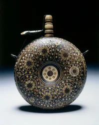 Pulverkolv, c.1620-50 (valnöt med horn, ben, mässing och järn)