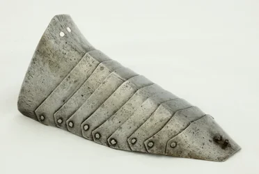 Höger Sabaton, ca 1490, restaurerad 1850-1925 (stål & läder)