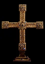 Imperiets kors (Reichskreuz) tillverkat av guld, stenar och pärlor av tysk tillverkning. Debut 1000-talet Dim. 71x77 cm Wien, Kunsthistorisches Museum - The Cross of the Holy Roman Empire (Reichskreuz) belagd med bladguld och dekorerad med g