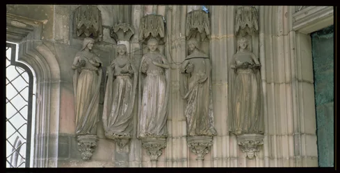 De fem vise jungfrurna, sidfigurer från paradisportalen, figurer snidade ca 1250, veranda byggd ca 1350 (se även 173983 och 173984)