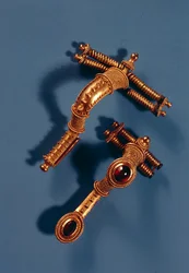 Två böjda broscher, från Hassleben, Thüringen (guld och ädelstenar)