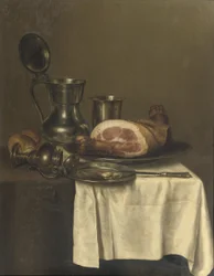 Stilleben med tennkanna, silverkopp, skinka på silvertallrik, kniv på tennplatta och en brödrulle