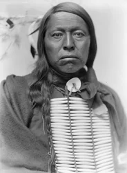 Sioux-hövdingen Flying Hawk, ca 1900