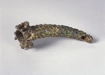 Sidoblåst horn med strålhud och mänskligt käkbensfäste (mässing)