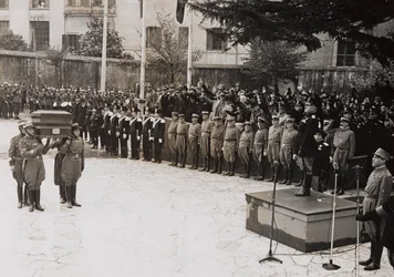 Benito Mussolini leder en statlig begravning av en Garibaldi-soldat (s/v foto)