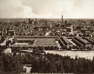 Panorama över staden Bologna: utsikt från San Michele i Bosco.