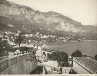 Panoramautsikt över Montecarlo i Monaco. Scenen visar olika förbipasserande; till vänster ser vi en närbild av en balustrad i marmor