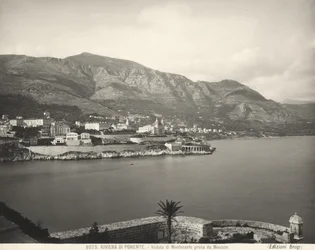 Utsikt över Montecarlo, semesterort med utsikt över Liguriska havet. De maritima alperna reser sig i bakgrunden. Bilden är tagen från Monaco