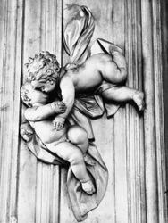 Putti kysser (gips)