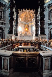 Vy över baldakinen över högaltaret, ritad av Gian Lorenzo Bernini (Bernini), Peterskyrkan (Basilica San Pietro) i Rom, Italien