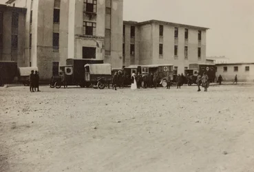Album "Pictures of War II": Italienska soldater och Röda Korsets ambulanser i Gradisca Sagrado, Gorizia, Italien (s/v foto)