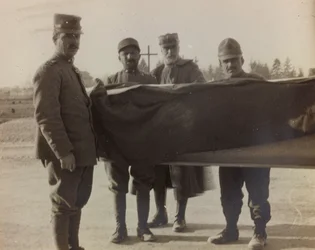 Album "Pictures of War II": Italienska soldater bär kistan till en fallen från det stora kriget (s/v foto)