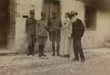 Album "Pictures of War II": Röda Korset och italienska soldater (s/v foto)