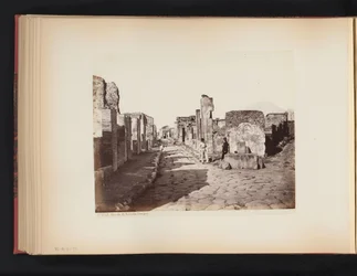 Vy över Strada di Salustio i Pompeji, Italien Gatan i Salustio. Pompeji (titel på objekt)