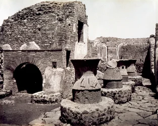 Pompei: utsikt över en bagares arbetsrum