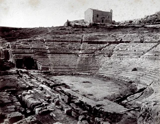 Resterna av den grekiska teatern i Siracusa i Neàpolls monumentala park. I förgrunden den halvcirkelformade orkestern och cavean