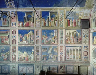 Vy över den norra väggen som visar scener från Jungfruns liv och Kristi liv, ca 1305