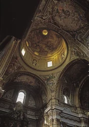 Utsikt över kupolen och fresken av Baciccia, Church of Gesu i Rom, cirka 1568 (interiörvy av Chiesa del Gesu med kupol och Baciccias fresker, Rom, Italien)