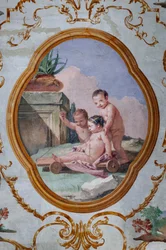 Gästboende, Puttis rum, medaljong med putti: "Tre putti och en vagn"