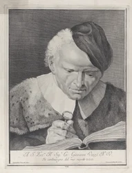 Man i hatt läser en bok med förstoringsglas, 1743.