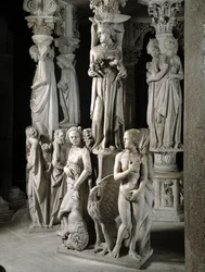 Detalj av de skulpterade grupperna som stöder stolen realiserad av Giovanni Pisano (1248-1314): kyrkan matar sina barn och två av de fyra kardinaldygderna (Detalj av skulpturerna som stöder marmorpredikstolen, kyrkan matar sina barn och två kardinaler