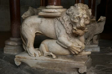 Lejon, på predikstolen i kyrkan Sant
