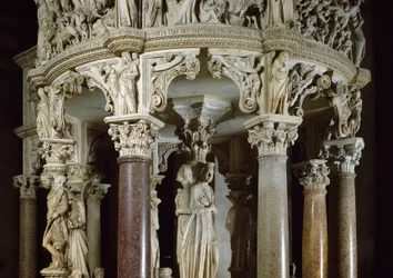 Teologiska dygder och Hercules till vänster Detalj av skulpterade grupper som stöder predikstolen. Marmorskulptur av Giovanni Pisano (1248-1314). 1302-1311 Cathedrale of Pisa (Duomo di Santa Maria Assunta di Pisa), Italien